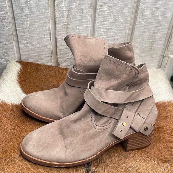 UGG Shoes - UGG women booties light tan size 8